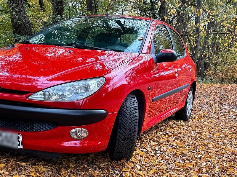 Rot Gebraucht 2005 Peugeot 206 Kleinwagen | 1.449 € (Fairer Preis) - Bild 1/4