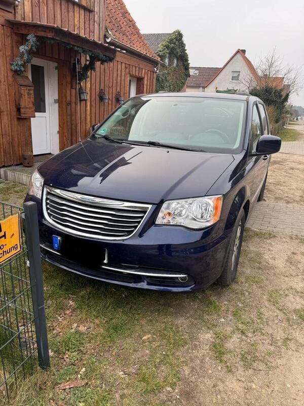 Blau Gebraucht 2015 Chrysler Town & Country Van / Kleinbus | 9.500 € - Bild 1/4