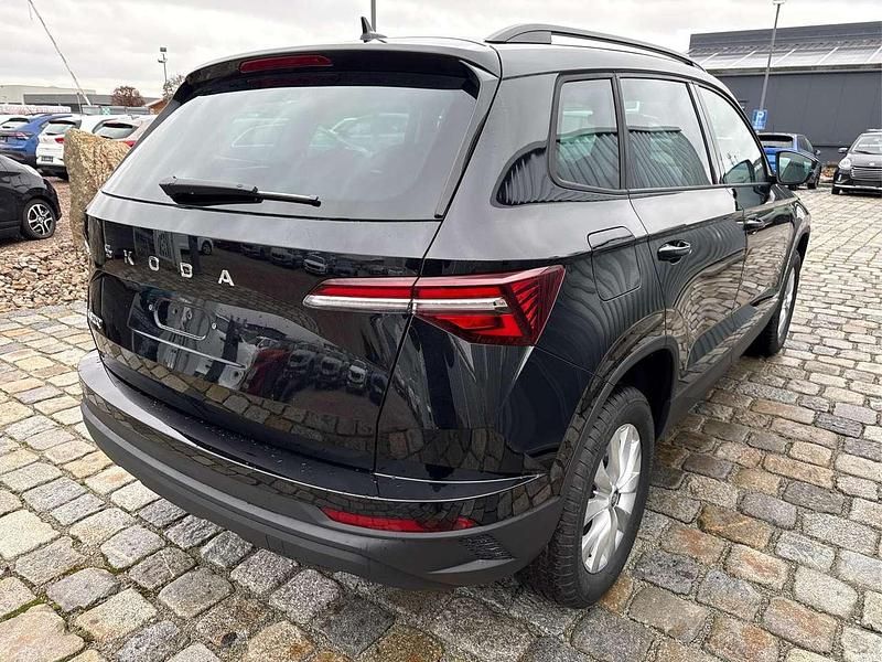 Neu Skoda Karoq Selection 150 PS (110 kW) 2026 Schwarz metallic SUV