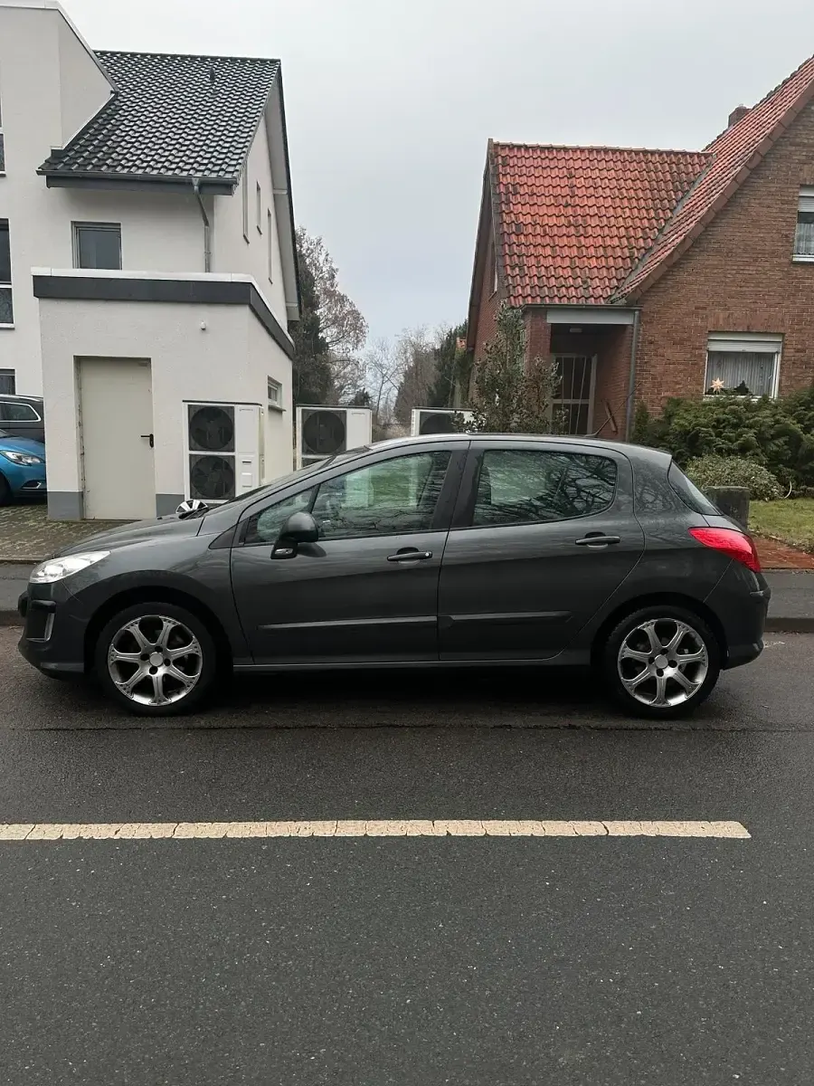 Gebraucht Peugeot 308 98 PS (72 kW) 2011 Grau Kleinwagen