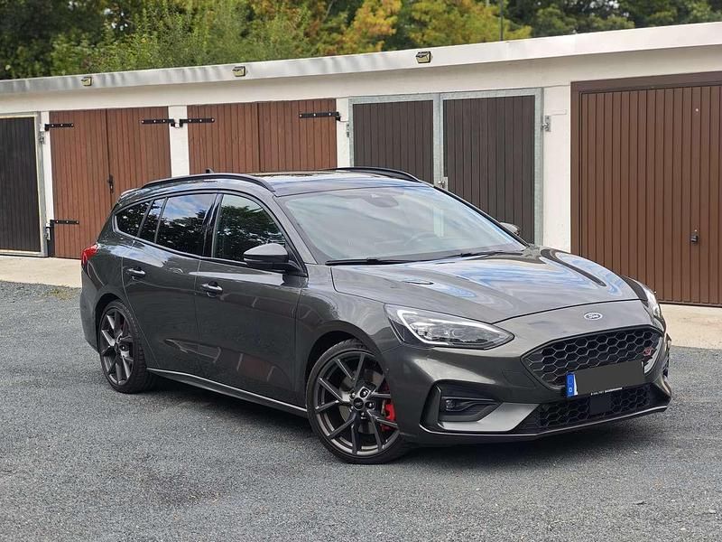 Grau Gebraucht 2019 Ford Focus Kombi | 27.500 € (Teuer) - Bild 1/4