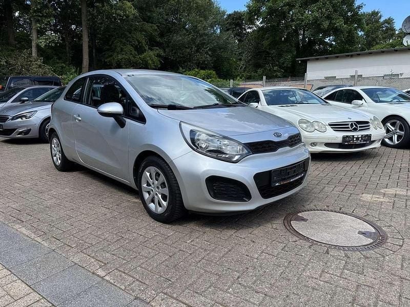 Bright silver Gebraucht 2012 Kia Rio Kleinwagen | 4.690 € (Fairer Preis) - Bild 1/4