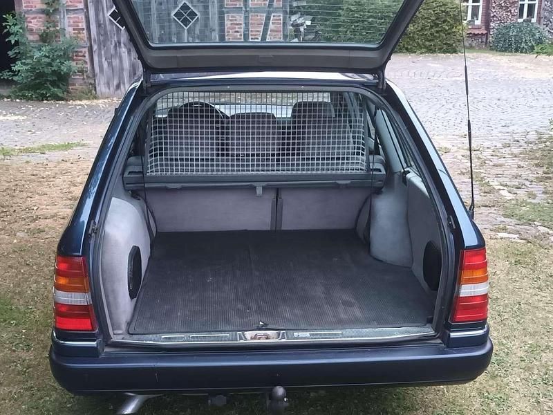 Second-hand Mercedes E250 113 CP (83 kW) 1995 Albastru Break