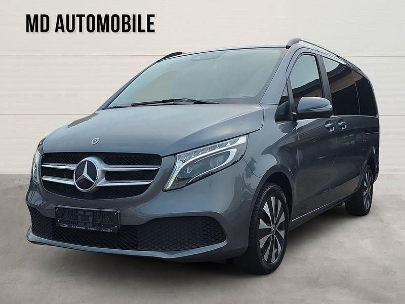 Grau Gebraucht 2022 Mercedes V220 Sport Van / Kleinbus | 34.800 € (Fairer Preis) - Bild 1/4