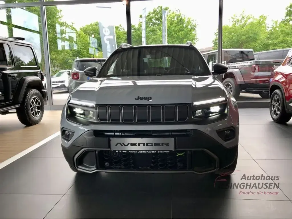 Neu Jeep Avenger Overland 145 PS (106 kW) 2025 Storm grey dach volcan black SUV