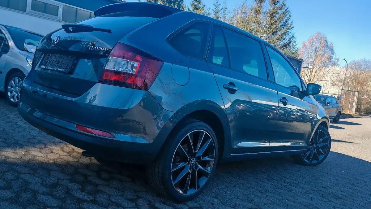 Gebraucht Skoda Rapid Emotion Plus 125 PS (91 kW) 2015 Grau Kleinwagen