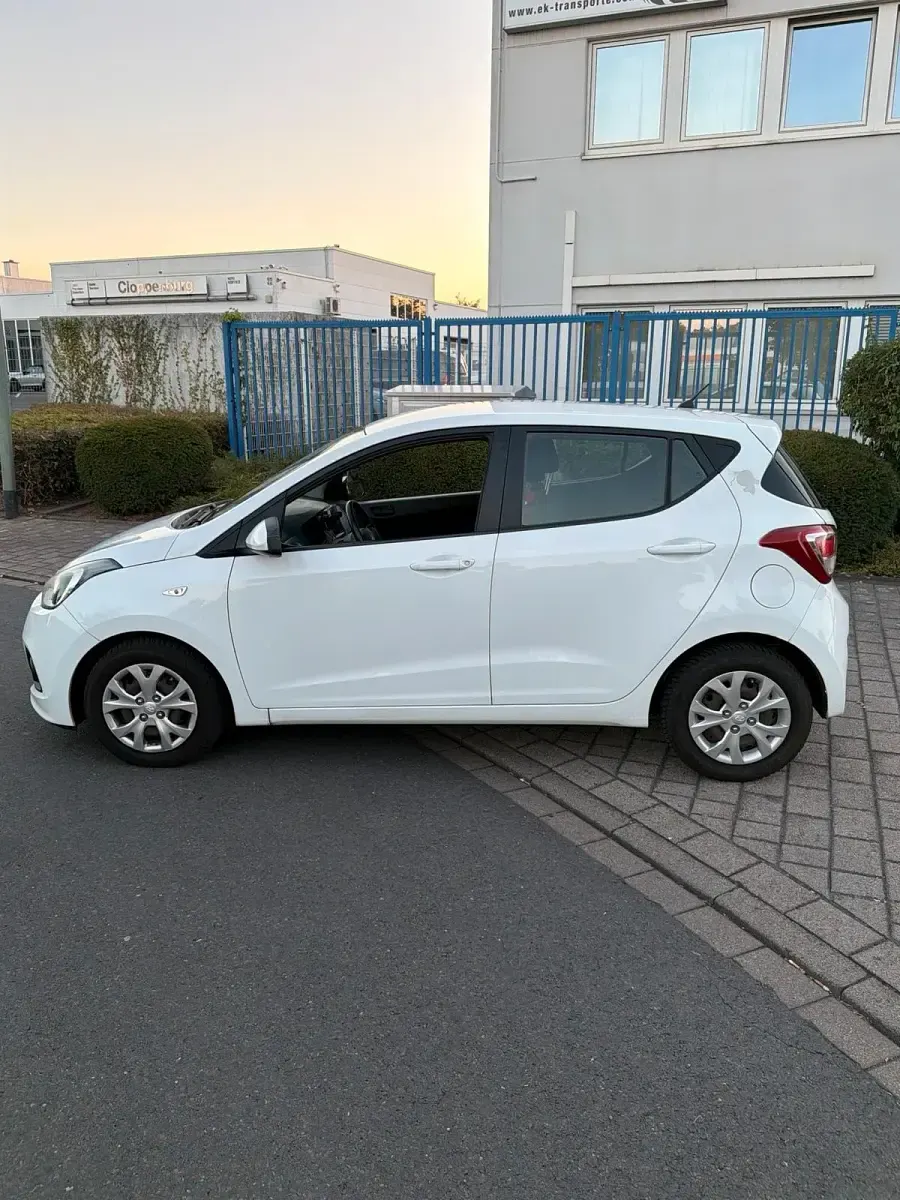 Gebraucht Hyundai i10 87 PS (63 kW) 2015 Weiß Kleinwagen