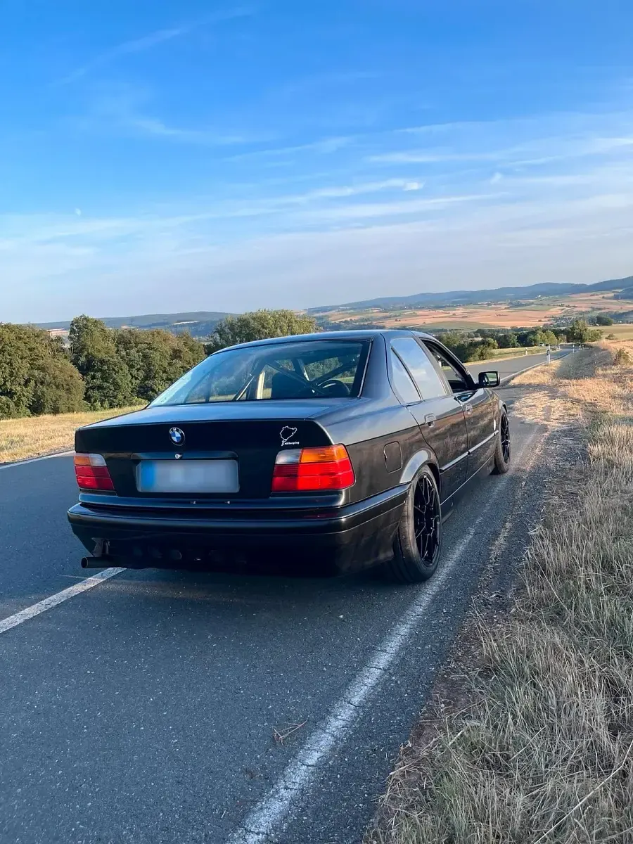 Gebraucht BMW 318 140 PS (102 kW) 1993 Schwarz Limousine