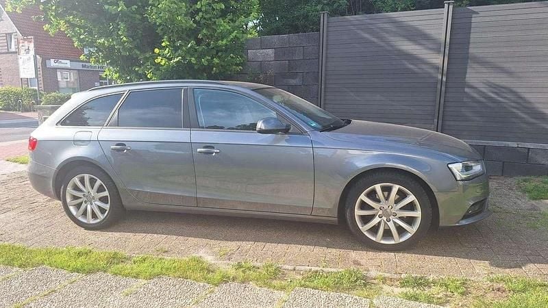 Grau Gebraucht 2012 Audi A4 Ambiente Kombi | 6.500 € (Guter Preis) - Bild 1/4