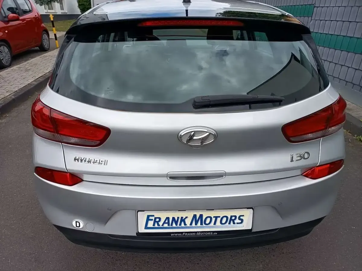 Gebraucht Hyundai i30 Trend 101 PS (74 kW) 2018 Silber Limousine