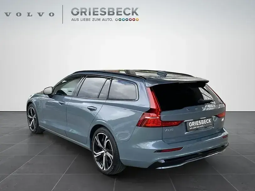 Gebraucht Volvo V60 Plus 455 PS (334 kW) 2023 Thunder grey / metallic Kombi