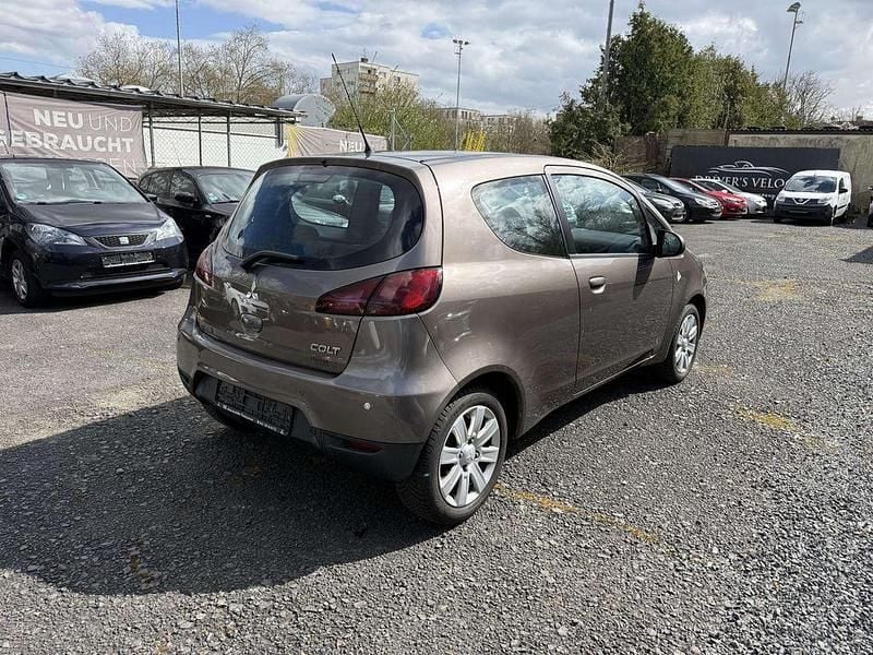 Gebraucht Mitsubishi Colt 95 PS (69 kW) 2011 Granitbraun (m) Kleinwagen