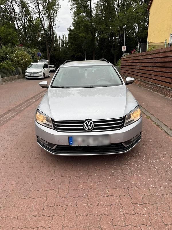 Grau Gebraucht 2011 VW Passat Kombi | 6.800 € (Guter Preis) - Bild 1/4