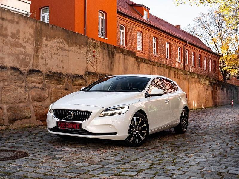 Weiß Gebraucht 2018 Volvo V40 Linje Svart Kombi | 16.950 € (Guter Preis) - Bild 1/4