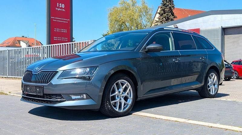 Quarzgrau metallic Gebraucht 2018 Skoda Superb Style Kombi | 14.750 € (Fairer Preis) - Bild 1/4