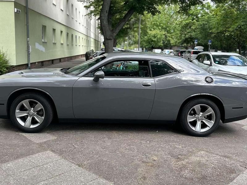 Grau Gebraucht 2020 Dodge Challenger Coupé | 31.000 € (Etwas zu teuer) - Bild 1/4