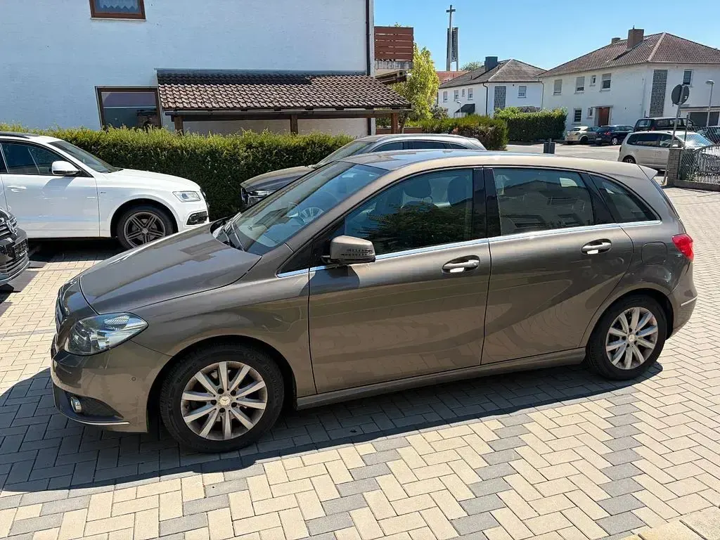 Gebraucht Mercedes B200 156 PS (114 kW) 2012 Grau Kleinwagen