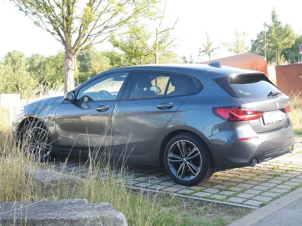 Gebraucht BMW 118 Sport Line 150 PS (110 kW) 2021 Grau Limousine