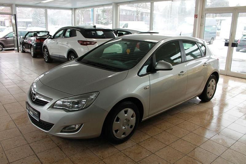 Gebraucht Opel Astra Edition 116 PS (85 kW) 2012 Silber Limousine
