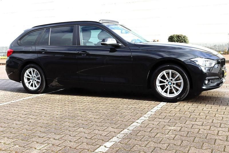 Gebraucht BMW 320 Advantage 190 PS (139 kW) 2017 Schwarz Limousine