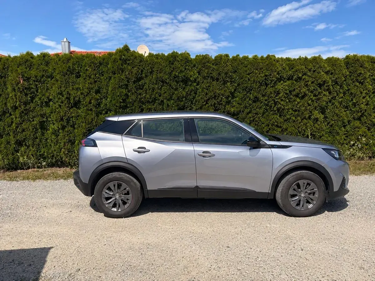 Gebraucht Peugeot e-2008 Active 100 kW (136 PS) 2022 Silber SUV