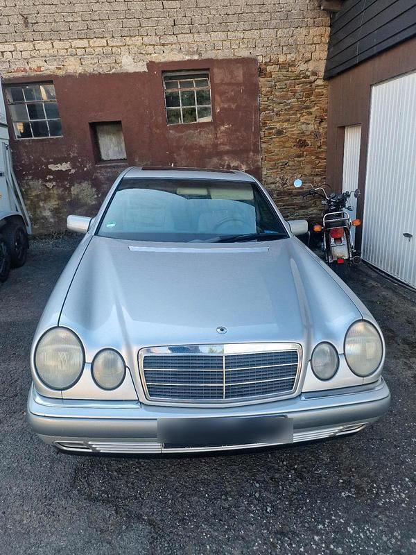 Silber Gebraucht 1998 Mercedes E240 Elegance Limousine | 3.350 € (Fairer Preis) - Bild 1/4