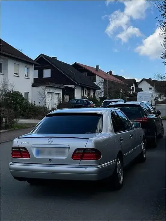 Gebraucht Mercedes E240 170 PS (125 kW) 1998 Silber Limousine