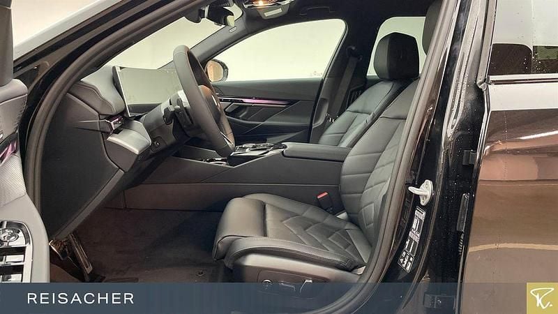 Neu BMW 540 M Sport 303 PS (222 kW) 2026 Saphirschwarz metallic Kombi