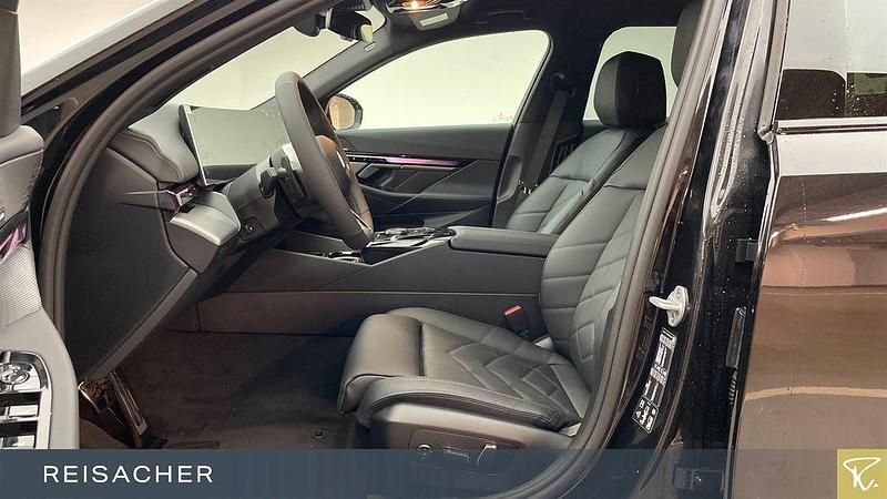 Neu BMW 540 Performance 303 PS (222 kW) 2026 Saphirschwarz metallic Kombi