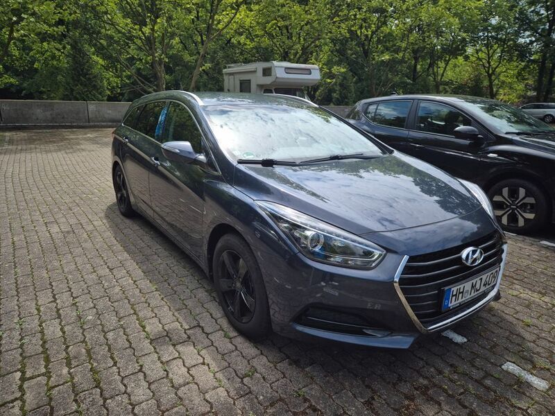 Blau Gebraucht 2017 Hyundai i40 Classic Limousine | 11.400 € (Guter Preis) - Bild 1/4
