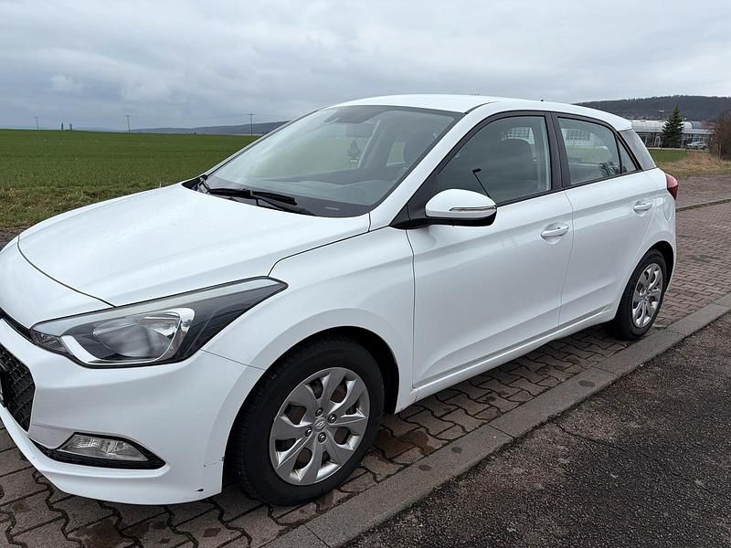 Gebraucht Hyundai i20 90 PS (66 kW) 2015 Weiß Limousine