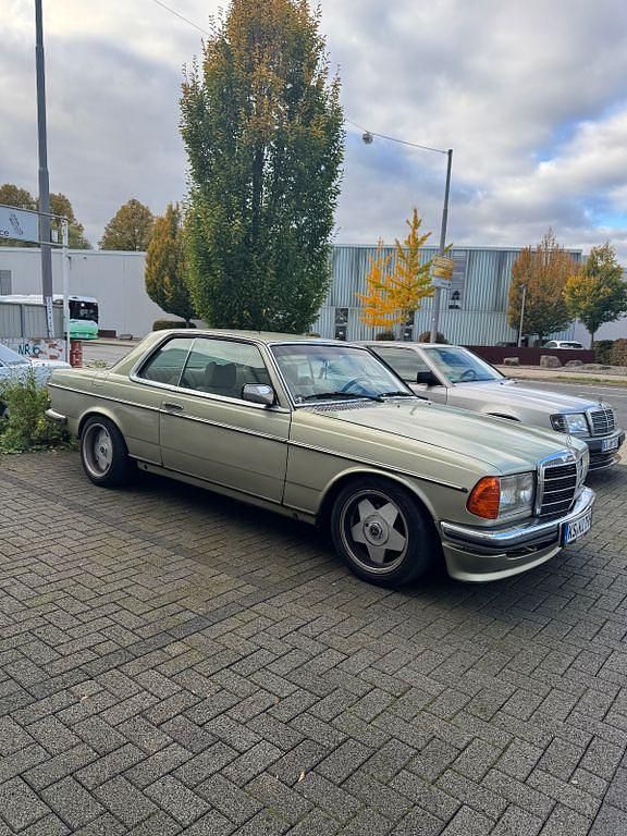 Grün Gebraucht 1979 Mercedes 240 Coupé | 8.249 € - Bild 1/4