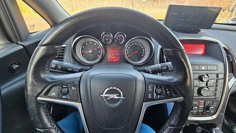 Gebraucht Opel Astra Design Edition 179 PS (131 kW) 2011 Silber Limousine