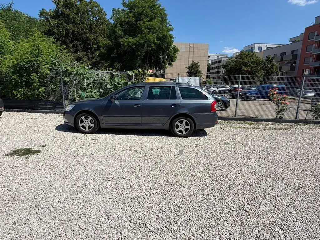 Gebraucht Skoda Octavia Elegance 105 PS (77 kW) 2010 Grau Kombi