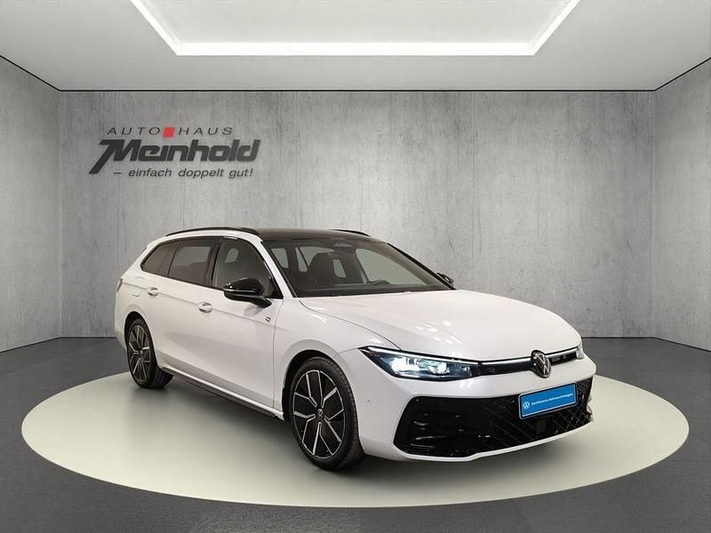 Gebraucht VW Passat R-line 150 PS (110 kW) 2024 Oryxweiß perlmutteffekt/grenadillschwarz metallic Kombi