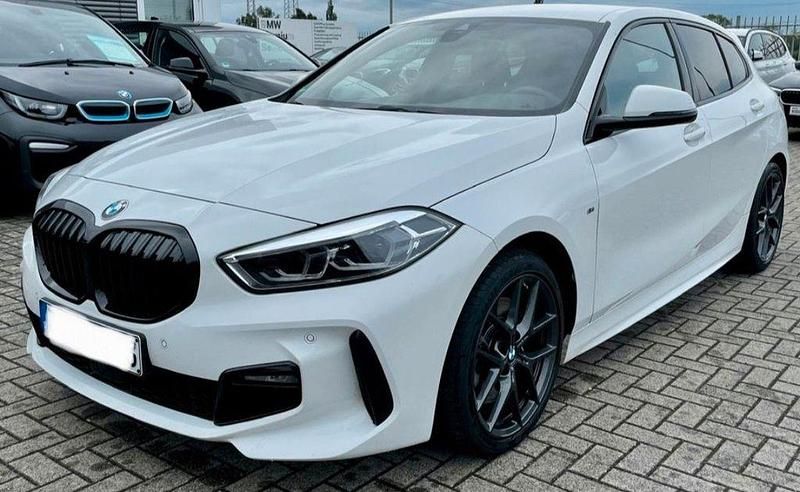 Weiß Gebraucht 2022 BMW 120 M Sport Kleinwagen | 29.999 € (Fairer Preis) - Bild 1/4
