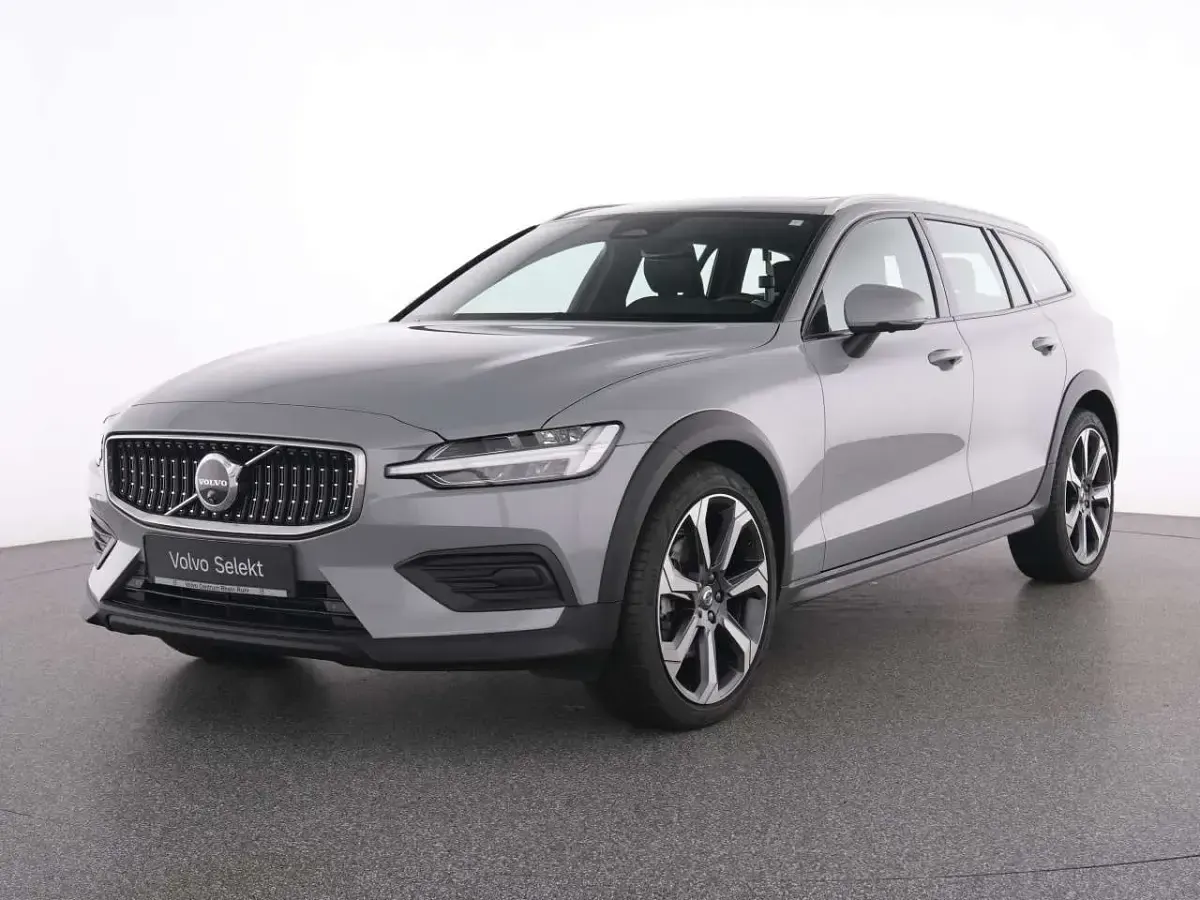 Gebraucht Volvo V60 CC Plus 196 PS (144 kW) 2024 Vapour grey / metallic Kombi