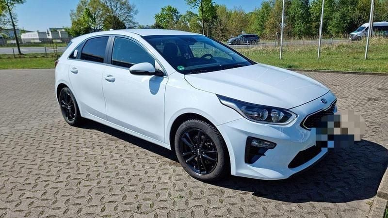Weiß Gebraucht 2021 Kia Ceed Silver Limousine | 16.950 € (Guter Preis) - Bild 1/4