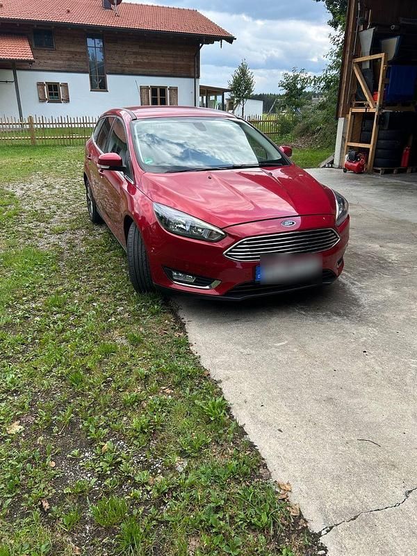 Rot Gebraucht 2015 Ford Focus Titanium Kombi | 6.500 € (Etwas zu teuer) - Bild 1/4