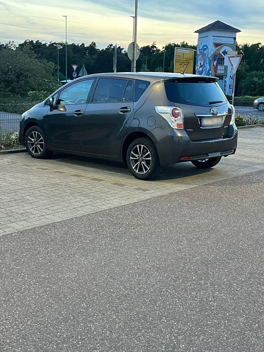 Gebraucht Toyota Verso Life 147 PS (108 kW) 2014 Grau Van / Kleinbus