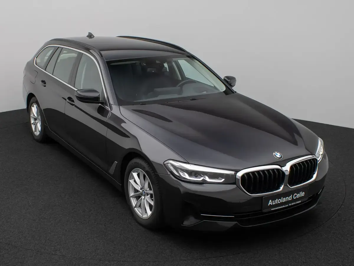 Gebraucht BMW 520 Sport Line 190 PS (139 kW) 2023 Sophitograu brillanteffekta90 Limousine