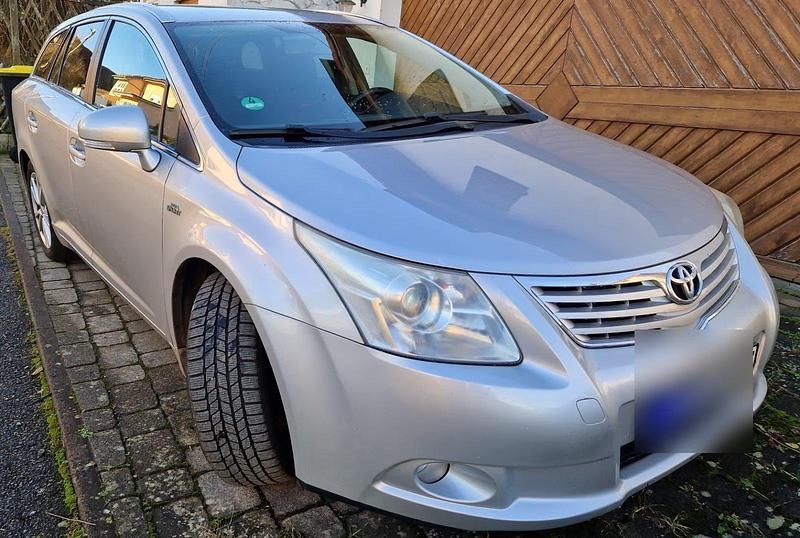 Grau Gebraucht 2011 Toyota Avensis Kombi | 5.900 € (Fairer Preis) - Bild 1/4