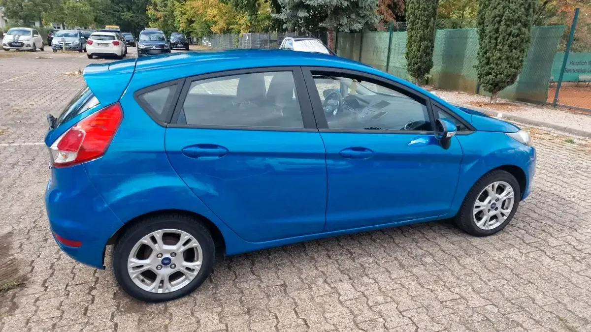 Gebraucht Ford Fiesta 82 PS (60 kW) 2014 Blau Kleinwagen