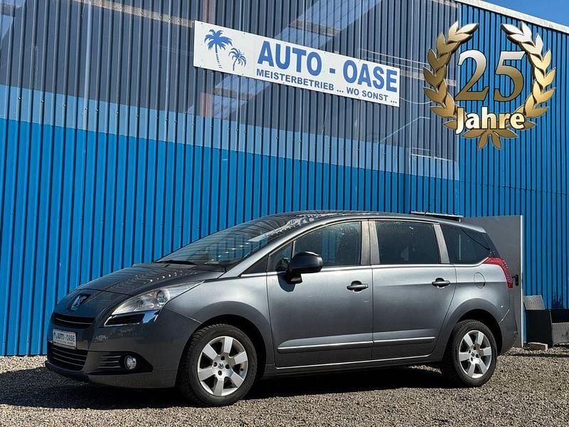 Grau Gebraucht 2011 Peugeot 5008 Family Van / Kleinbus | 7.490 € - Bild 1/4