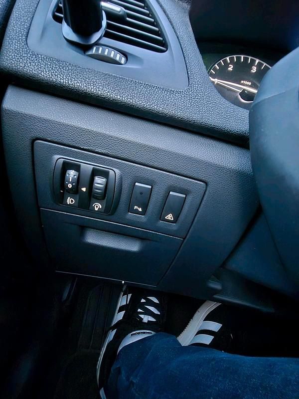 Schwarz Gebraucht 2009 Renault Laguna III Kombi | 2.700 € (Guter Preis) - Bild 1/4