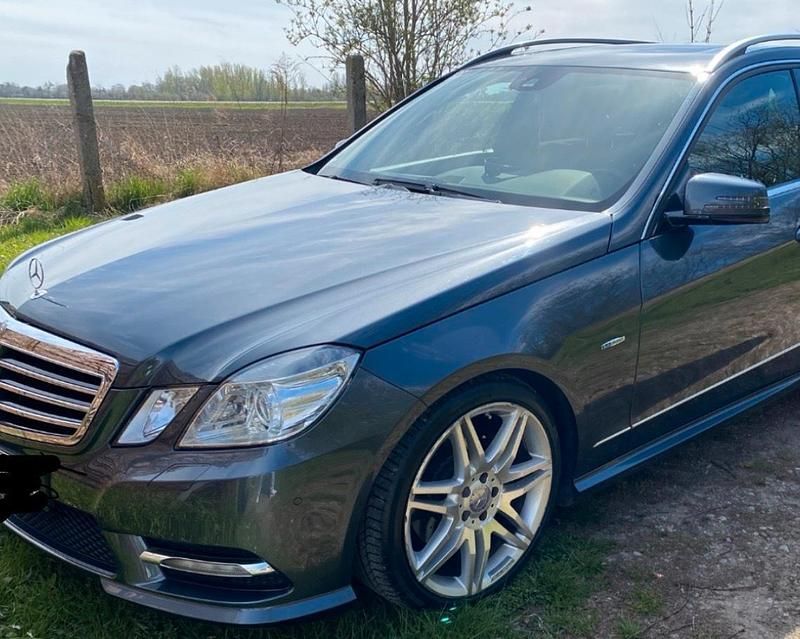 Grau Gebraucht 2011 Mercedes E300 Avantgarde Kombi | 7.500 € - Bild 1/4