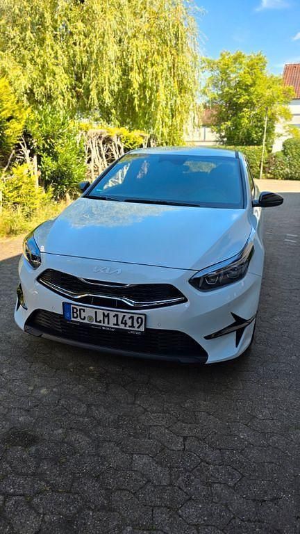 Weiß Gebraucht 2024 Kia Ceed Limousine | 22.500 € (Superpreis) - Bild 1/4