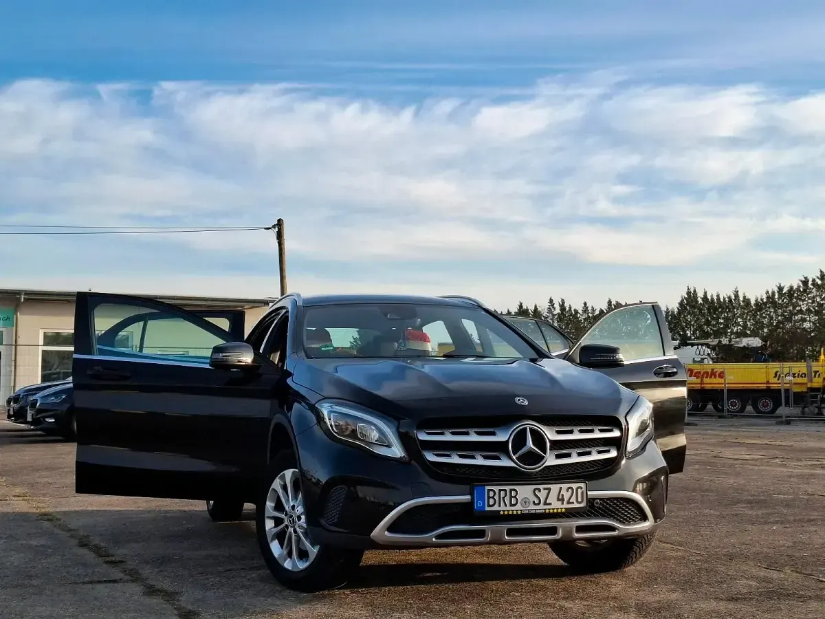 Gebraucht Mercedes GLA180 122 PS (89 kW) 2019 Schwarz SUV