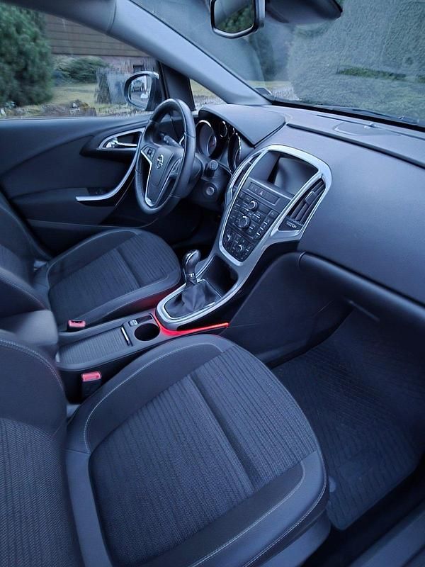 Gebraucht Opel Astra Edition 140 PS (102 kW) 2014 Schwarz Kombi