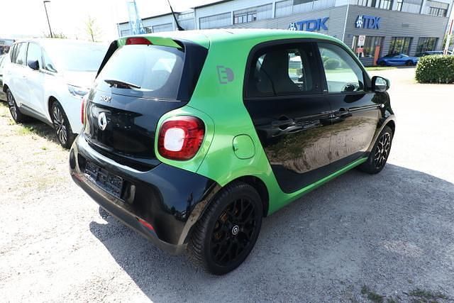 Schwarz / grün schwarz / grün Gebraucht 2018 Smart ForFour Electric Drive Passion Limousine | 8.830 € (Fairer Preis) - Bild 1/4
